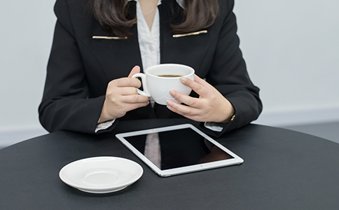 領(lǐng)取營業(yè)執(zhí)照后，需帶上營業(yè)執(zhí)照原件和法人代表身份證原件到特定單位印刻辦理備案。